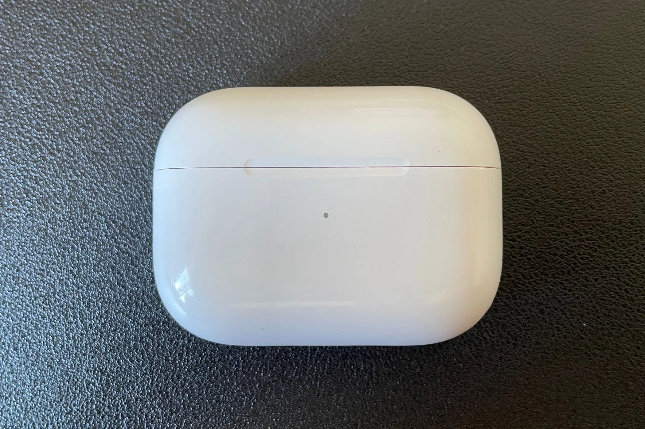 Tai nghe Bluetooth AirPods Pro trong hộp sạc, có thể kết nối với Nintendo Switch 2