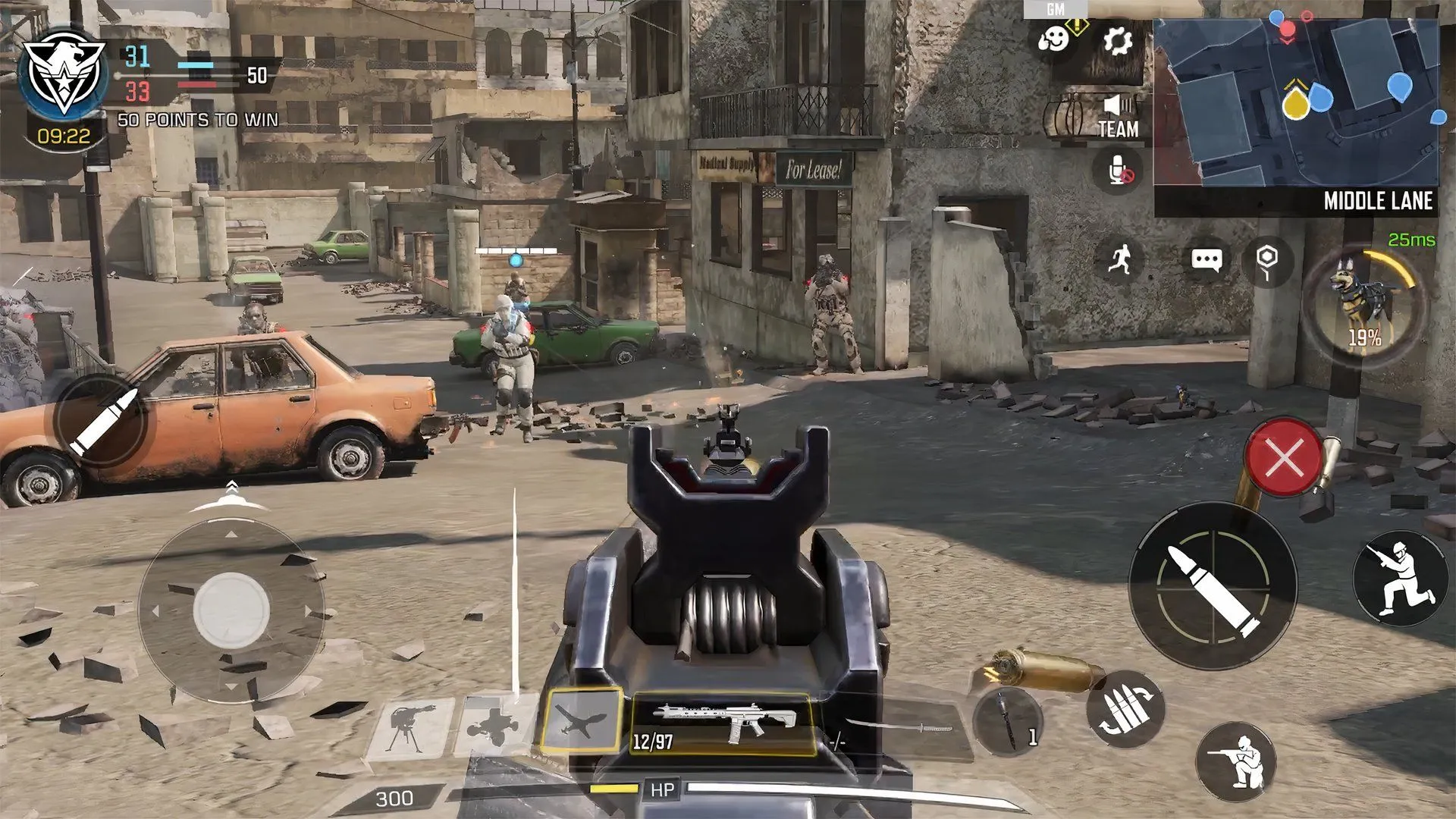 Tầm nhìn thứ nhất trong game Call of Duty Mobile, thể hiện đồ họa và giao diện người dùng đặc trưng của game bắn súng.