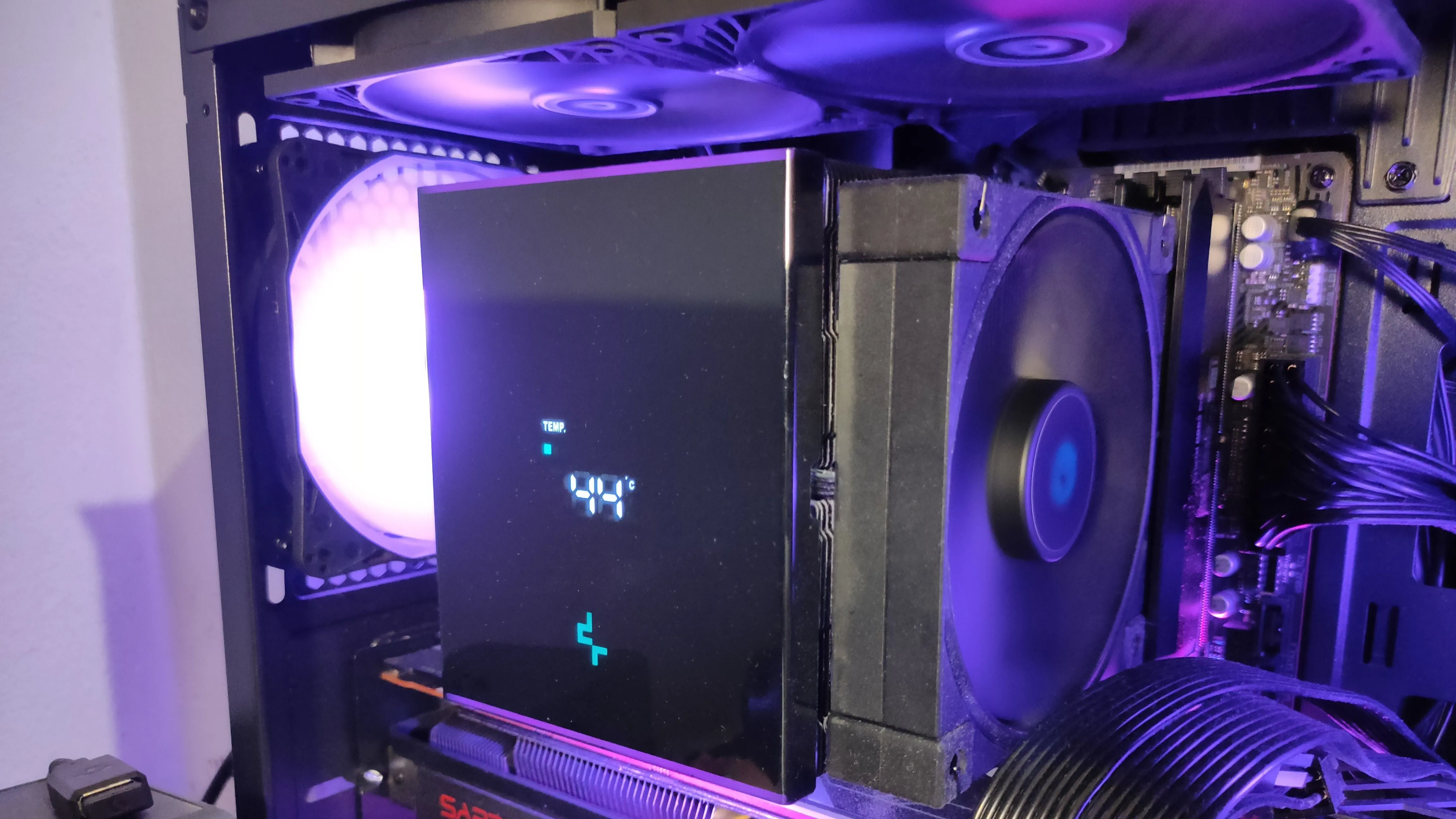 Tản nhiệt khí CPU Deepcool AK620 Digital trong máy tính chơi game với RAM không RGB