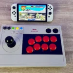 Tay cầm 8BitDo Arcade Stick cho Switch khi chơi Street Fighter 2 trên máy Nintendo Switch OLED, minh họa kỹ năng né tránh bằng i-frames.