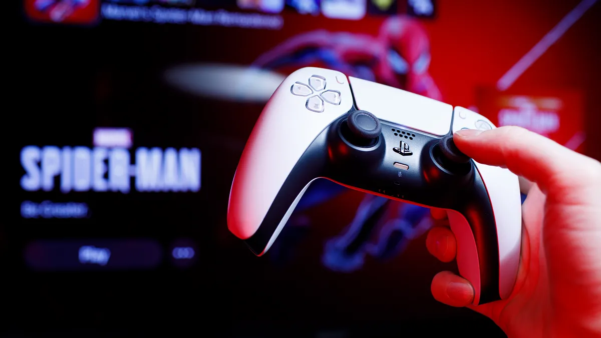 Tay cầm DualSense của PlayStation 5, minh họa công nghệ phản hồi xúc giác haptic feedback và adaptive triggers tiên tiến.
