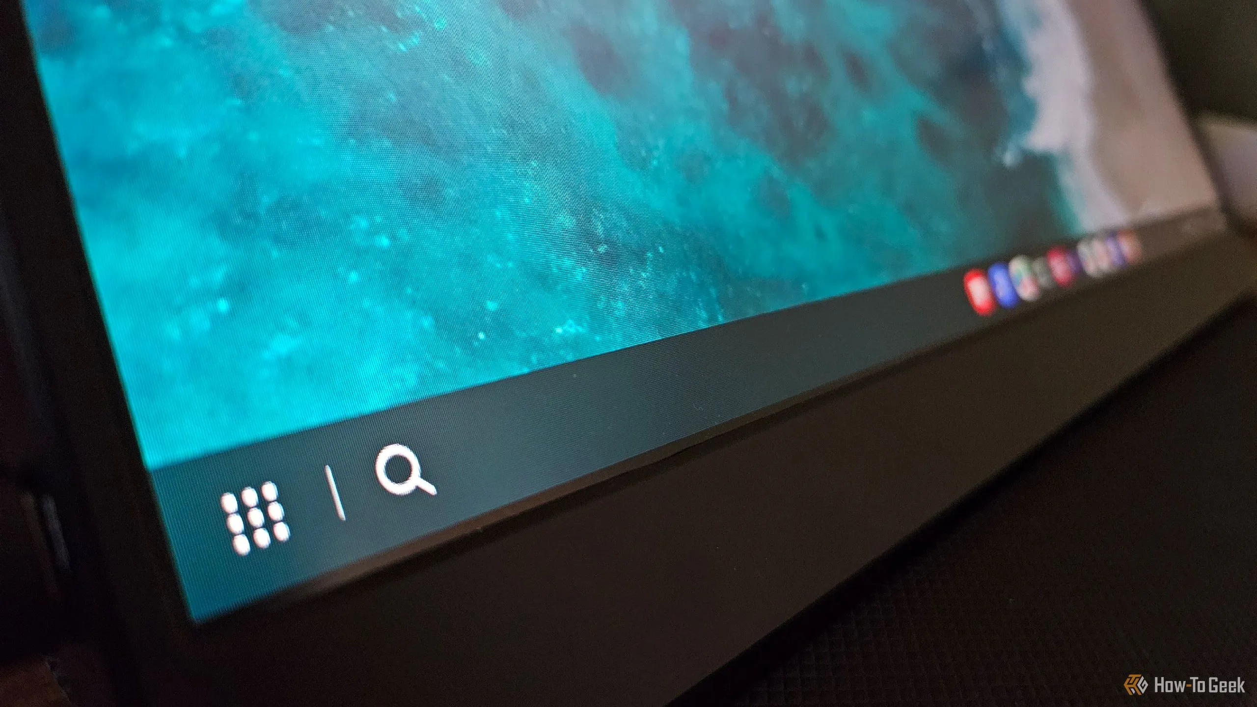 Thanh tác vụ Samsung DeX hiển thị các biểu tượng ứng dụng được căn giữa trên một màn hình di động, minh họa tùy chỉnh giao diện.