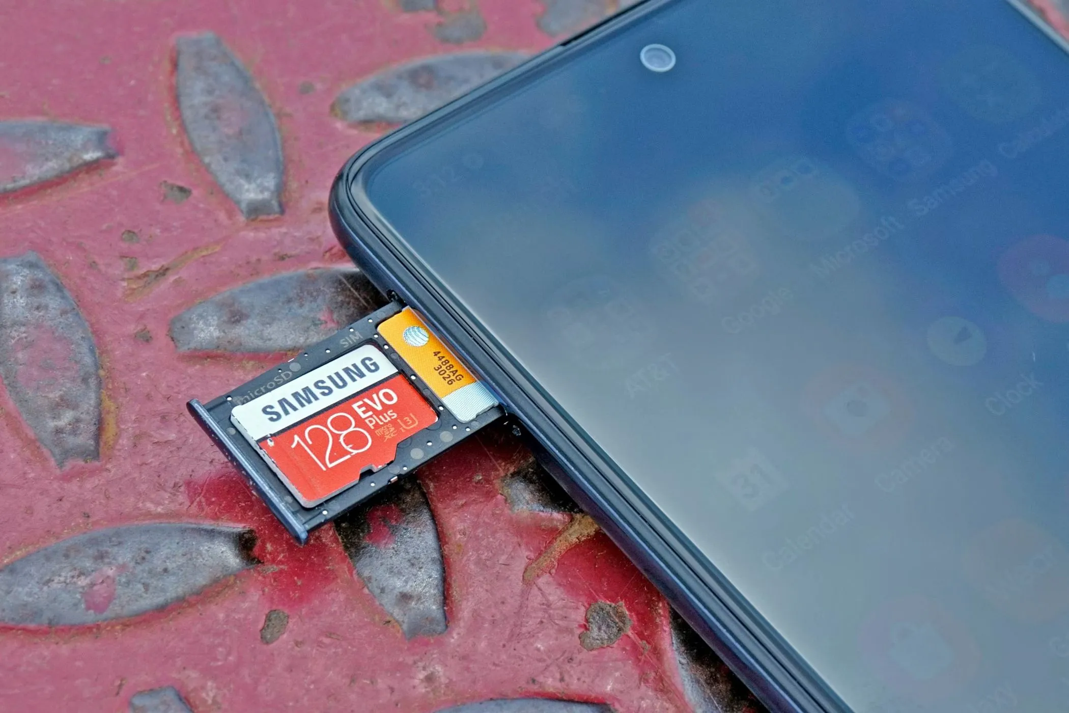 Thẻ nhớ microSD được lắp vào khe cắm trên điện thoại di động.