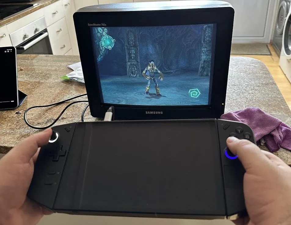 Thiết bị chơi game Lenovo Legion Go được kết nối với màn hình CRT, đang chạy các bản remaster của Legacy of Kain Soul Reaver 1 và 2.