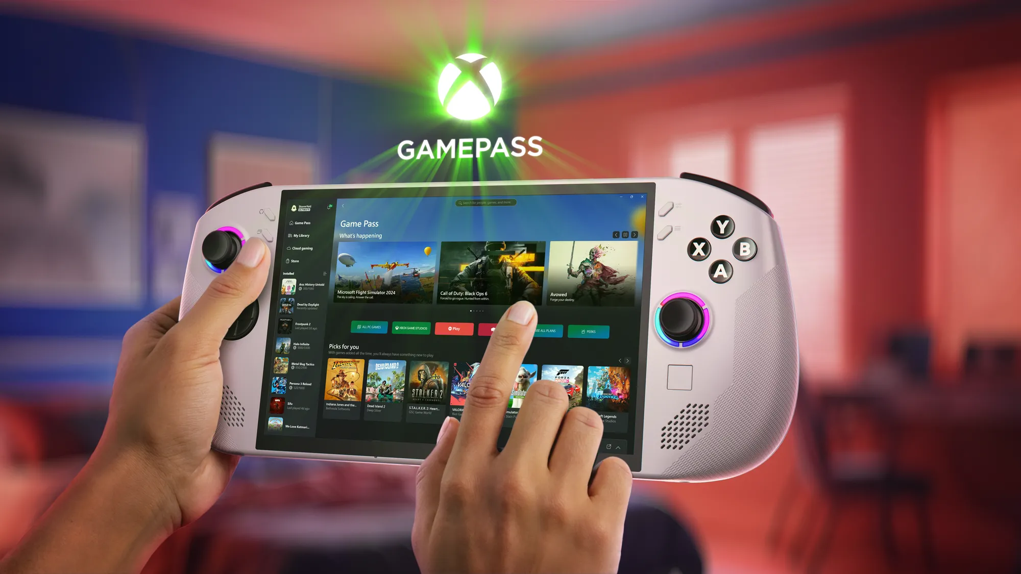Thiết bị chơi game Lenovo Legion Go S màu trắng tinh tế đang hiển thị giao diện Xbox Game Pass, cho thấy khả năng tương thích của dịch vụ này với các máy handheld chạy Windows.
