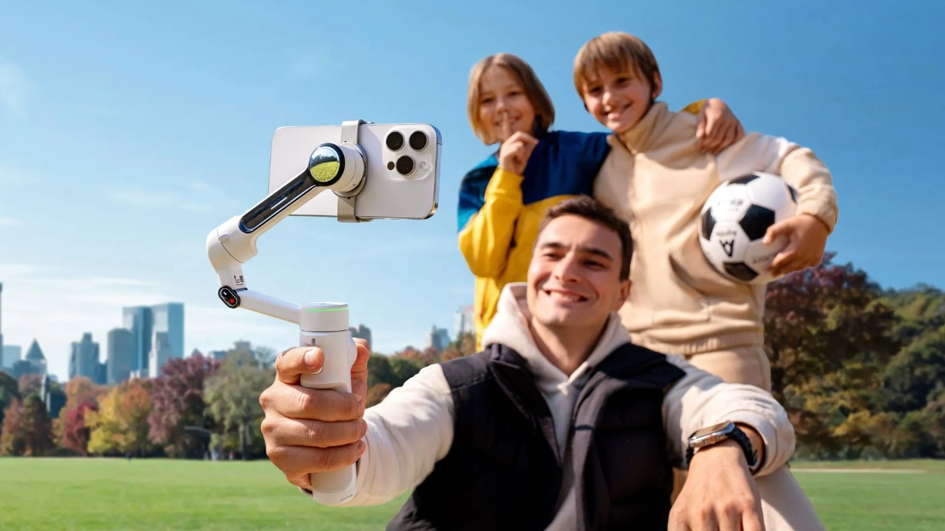 Thiết bị chống rung Insta360 Flow 2 Pro đang tự động theo dõi và quay phim một nhóm người đi bộ đường dài, thể hiện tính năng AI Deep Track 4.0