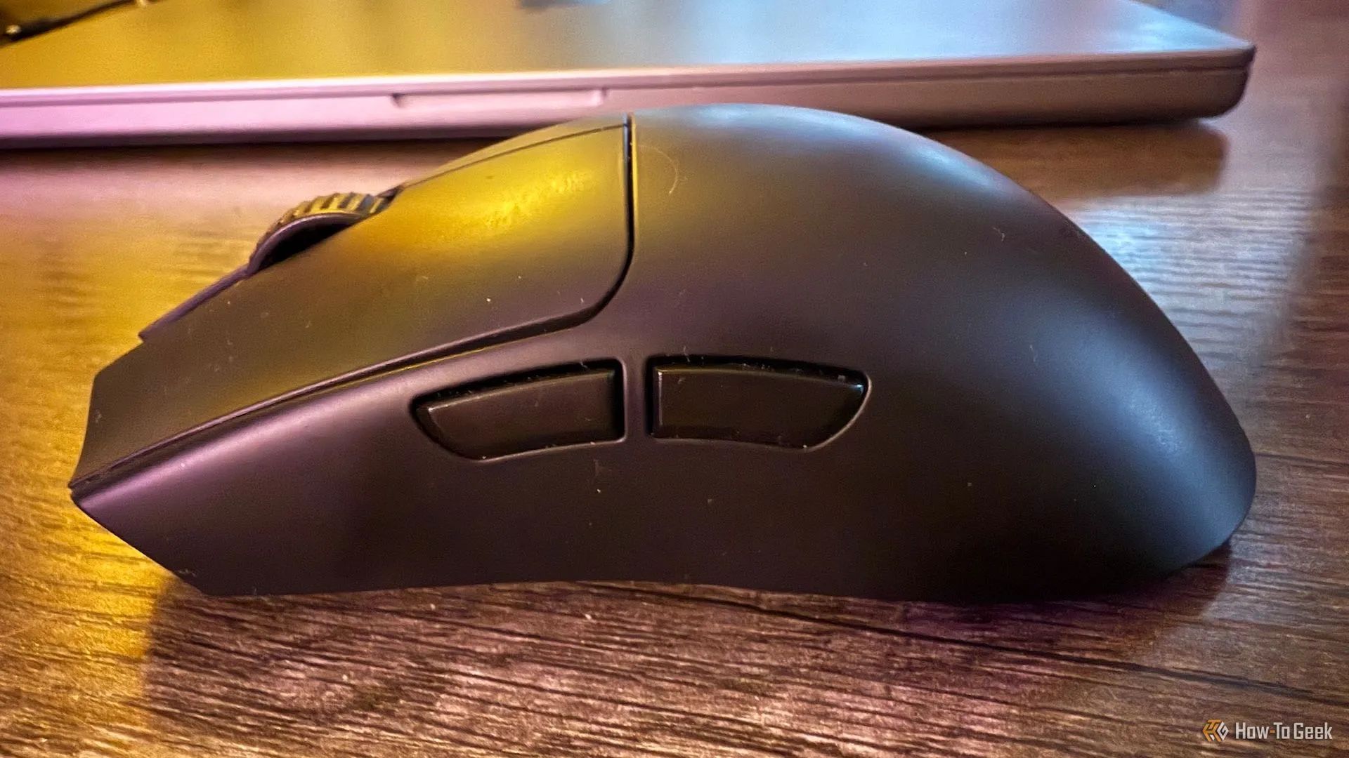 Thiết kế công thái học của Razer Viper V3 Pro nhìn từ bên cạnh trên bàn