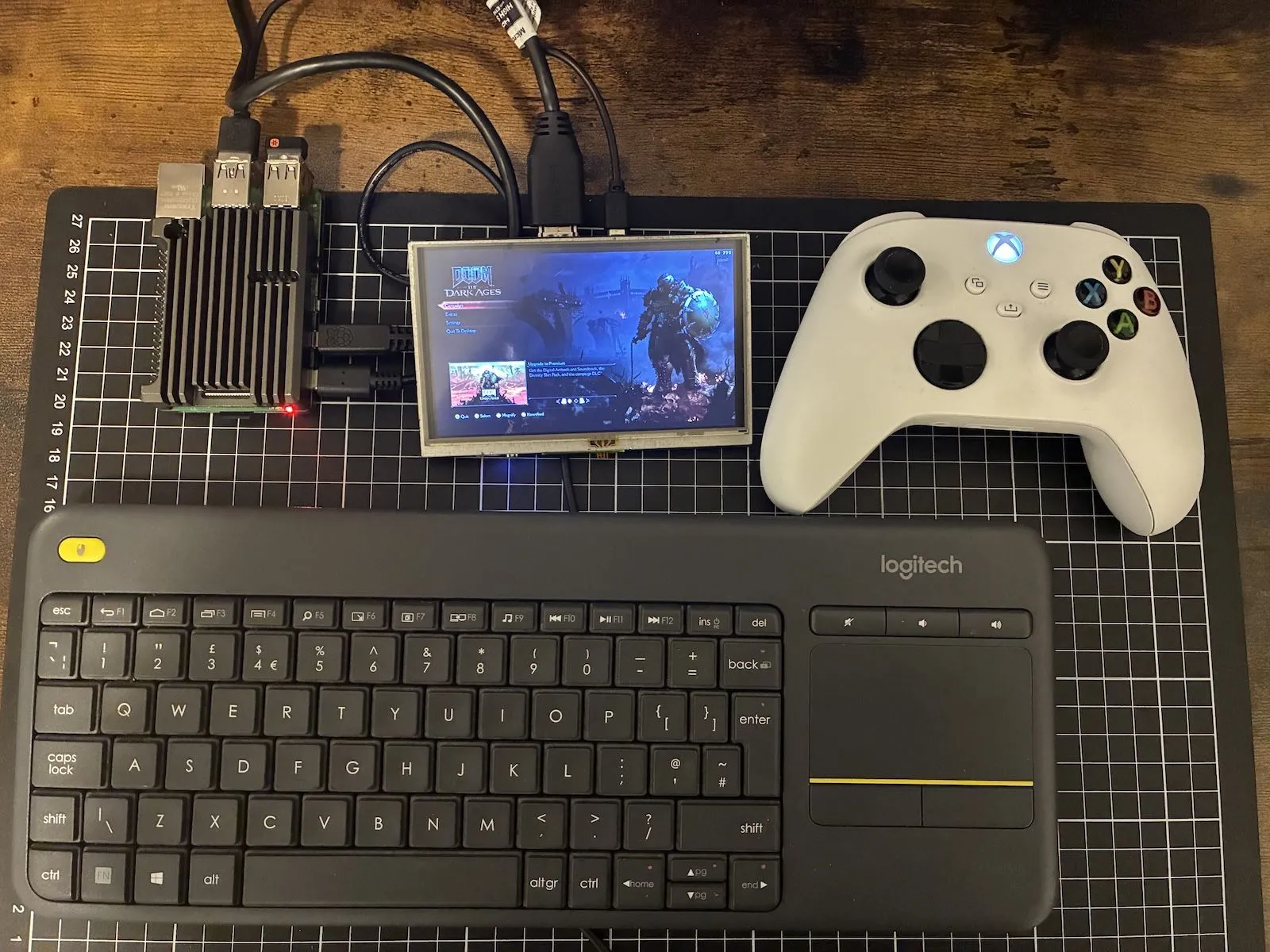 Thiết lập thử nghiệm stream game PC lên Raspberry Pi với tay cầm Xbox, cho thấy khả năng chơi game linh hoạt.