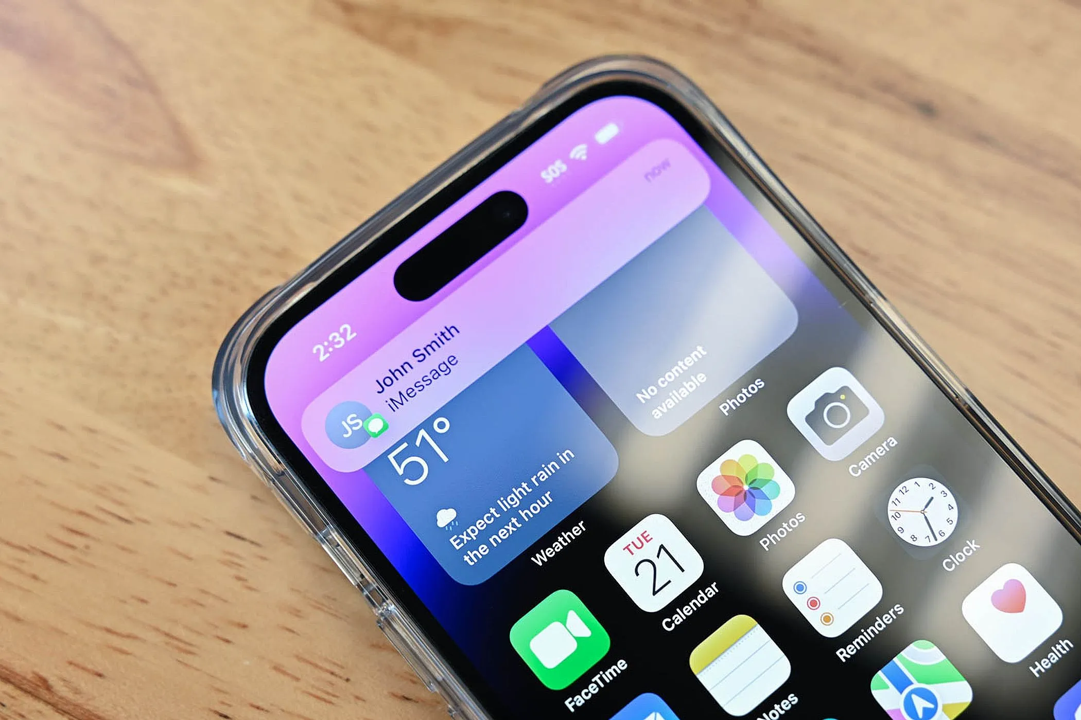 Thông báo tin nhắn iMessage trên màn hình khóa iPhone, thể hiện khả năng giao tiếp liền mạch và quản lý hậu cần hiệu quả trong quá trình chuyển nhà.