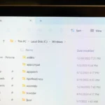 Thư mục Windows hiển thị trong ứng dụng File Explorer trên màn hình máy tính xách tay.