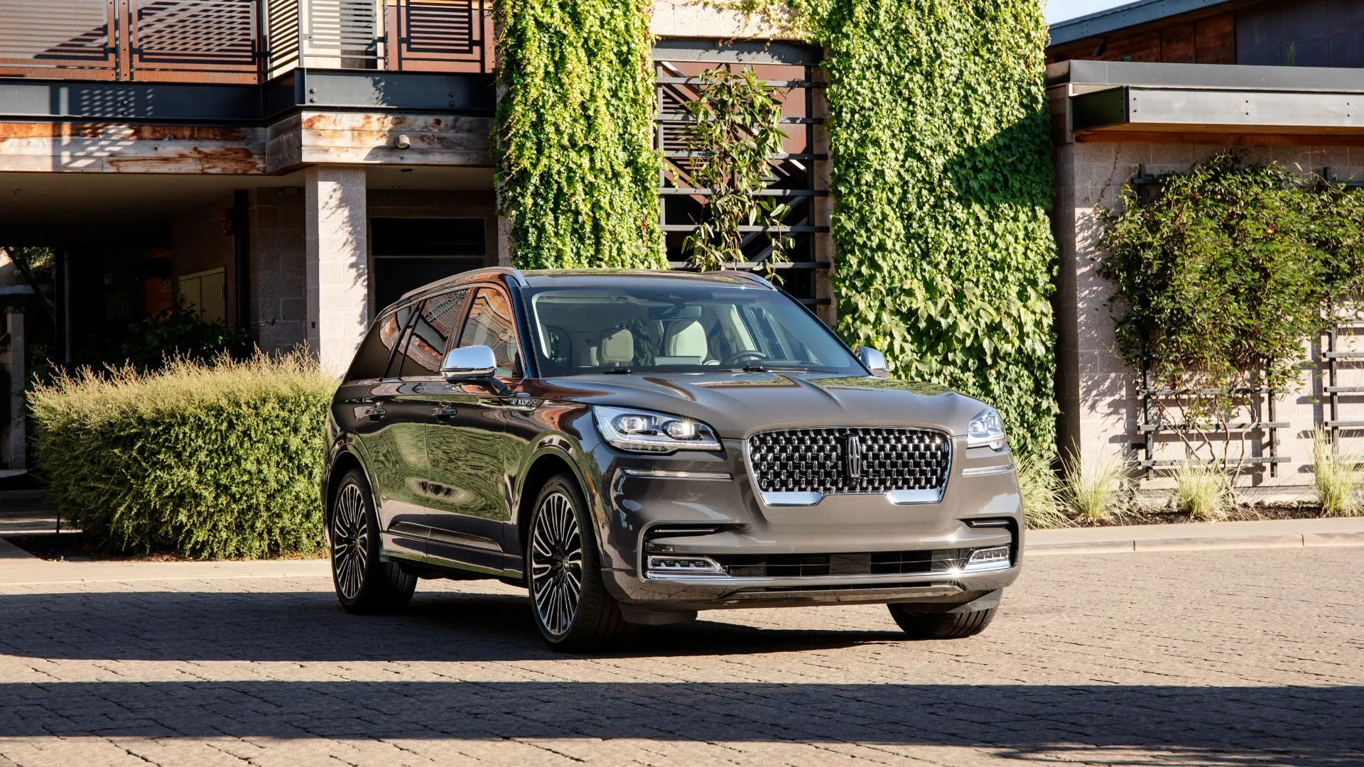 Toàn cảnh xe Lincoln Aviator 2021 màu nâu đậu trước một căn nhà, mẫu xe cũng nằm trong danh sách triệu hồi lỗi ghế.