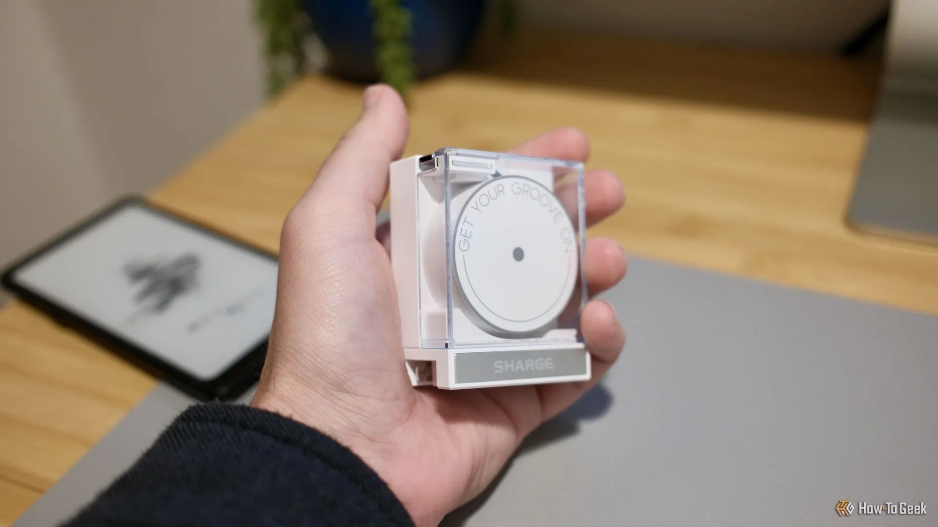 Tổng quan về bộ sạc Sharge Ret retractable 65 với thiết kế trong suốt độc đáo