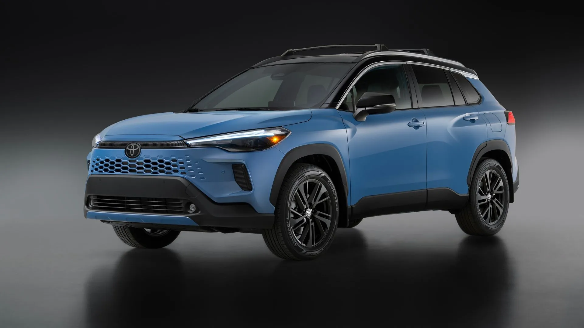 Toyota Corolla Cross Hybrid XSE 2026 màu xanh Cavalry Blue với thiết kế ngoại thất sắc sảo