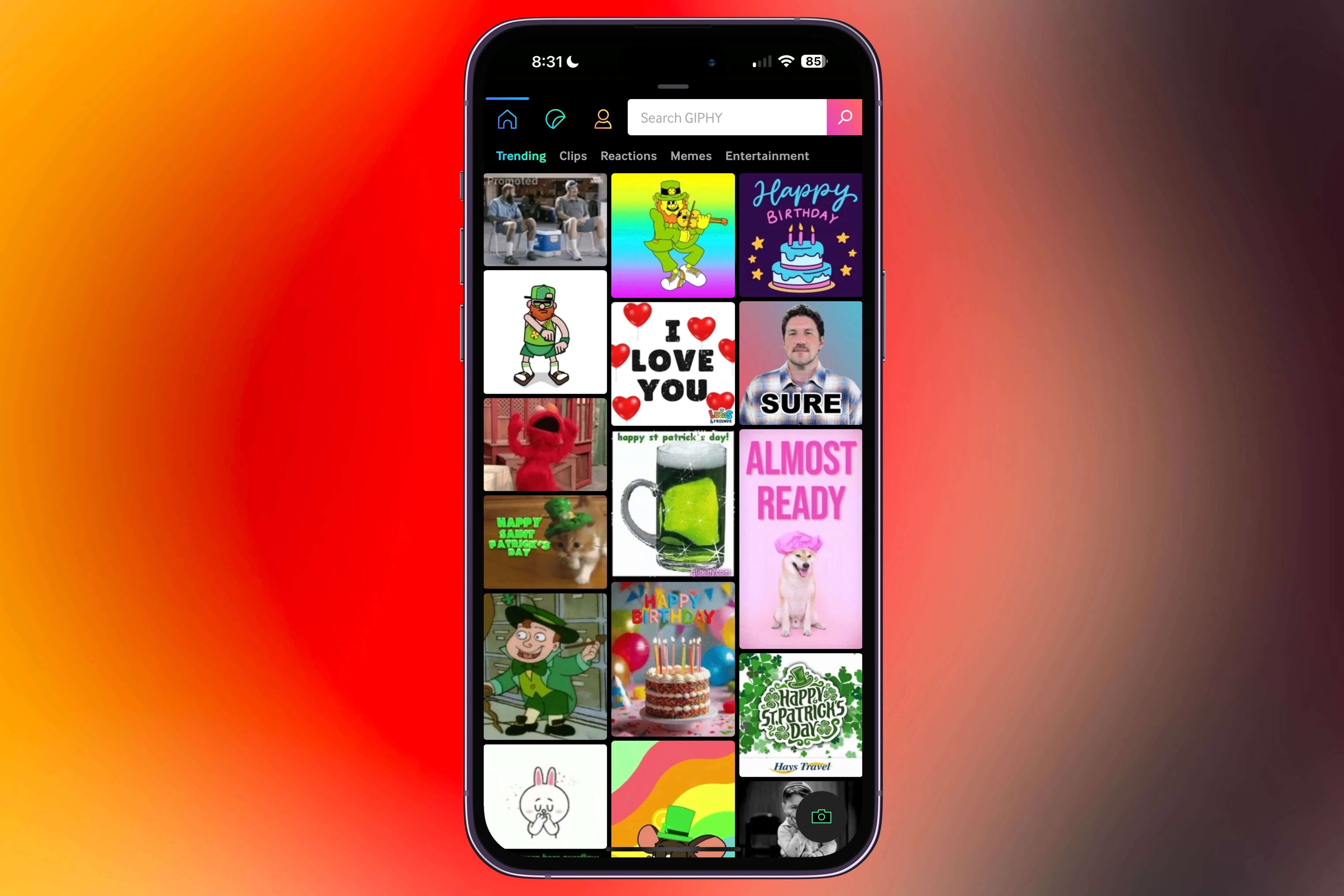 Trang chủ ứng dụng GIPHY trong iMessage trên iPhone, hiển thị các GIF và sticker xu hướng để tìm kiếm.