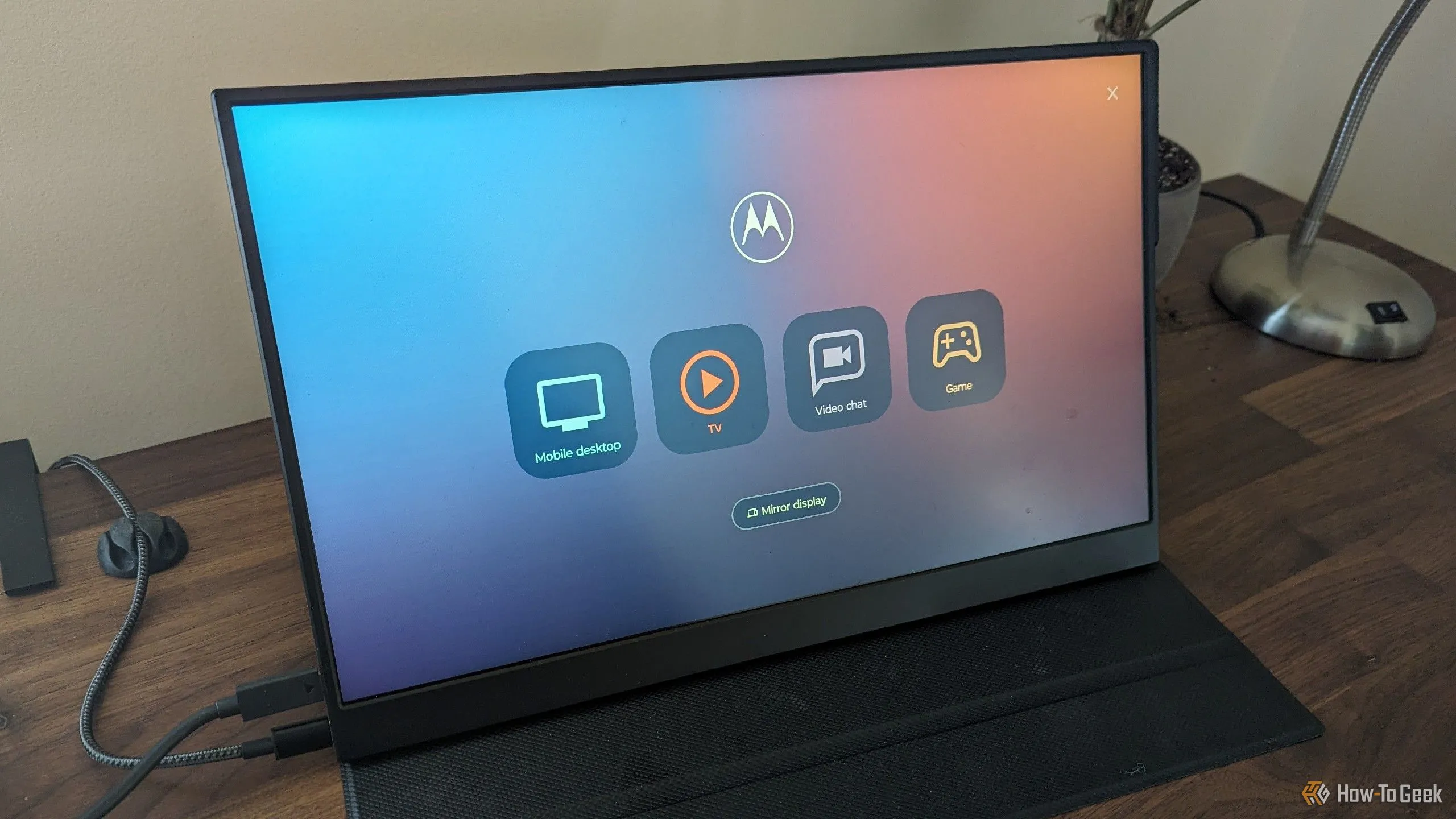 Trình khởi chạy Motorola Smart Connect (trước đây là Ready For) hiển thị các tùy chọn Game, Watch Video, Video Chat, Desktop trên màn hình di động.