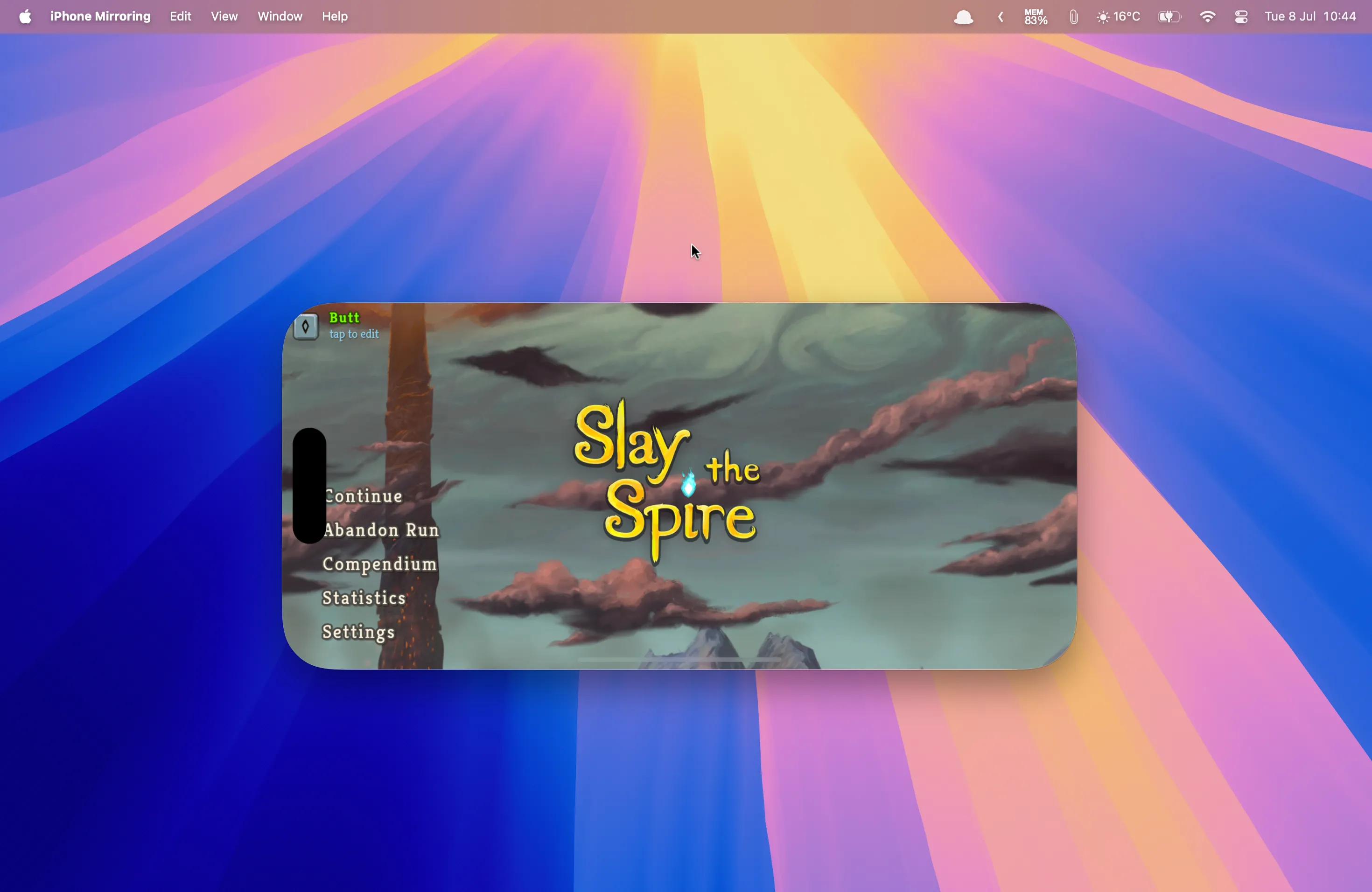 Trò chơi Slay the Spire+ đang được hiển thị trên iPhone Mirroring, cho phép người chơi trải nghiệm trên màn hình lớn của máy Mac.