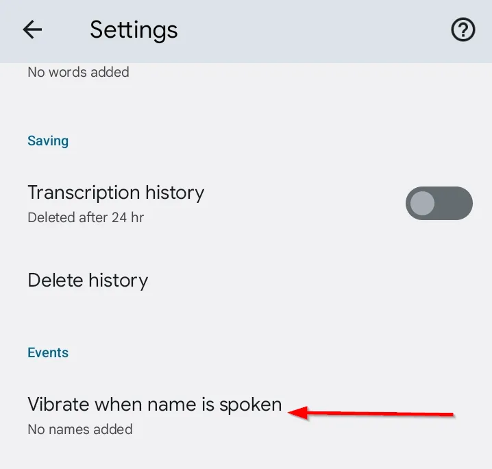 Tùy chọn &quot;Rung khi tên được nói&quot; trong Live Transcribe, cho phép thiết bị rung khi tên của người dùng được nhắc đến