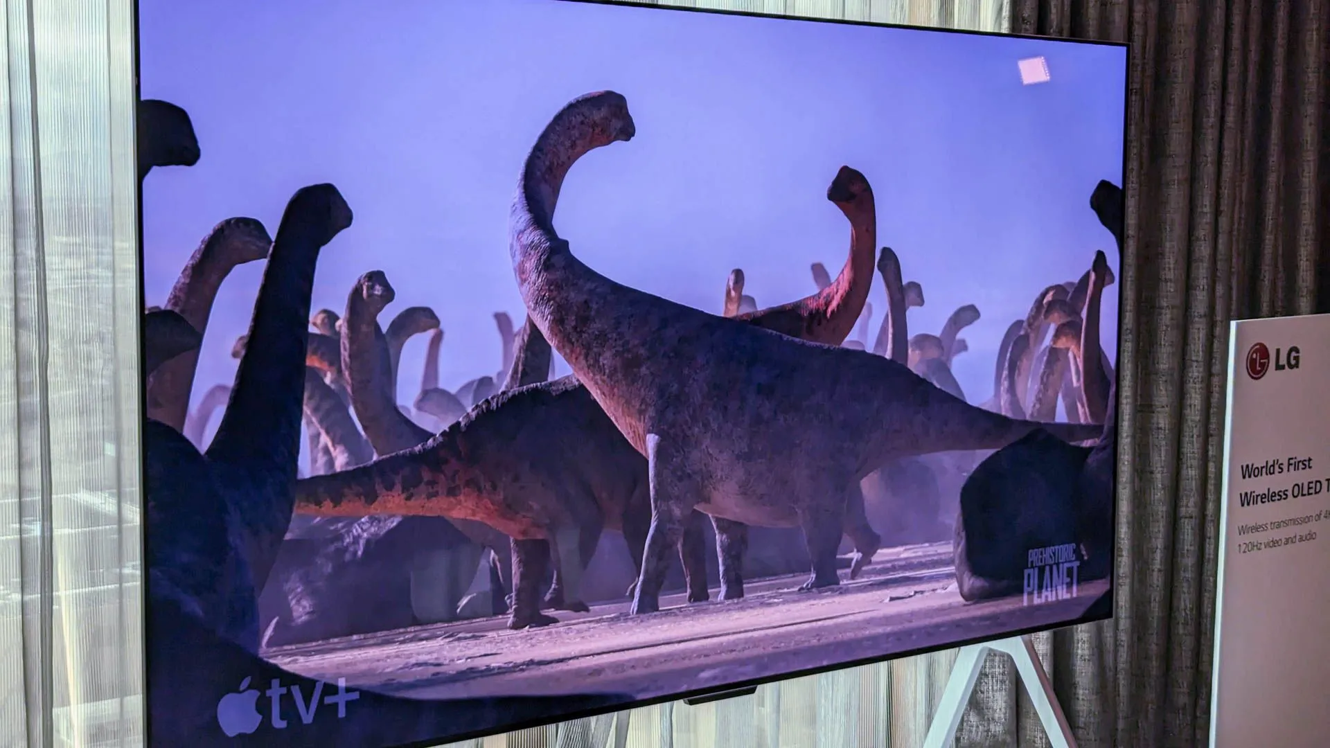 TV LG OLED M3 Wireless, minh họa cho thiết bị sử dụng tấm nền OLED cao cấp và các công nghệ chống burn-in.
