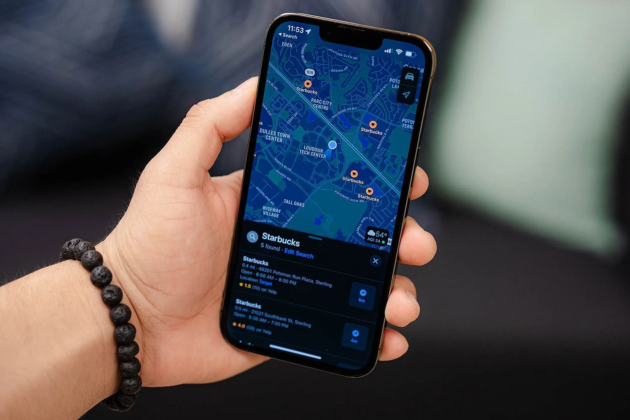 Ứng dụng Apple Maps hiển thị bản đồ trên iPhone, giúp người dùng định vị, tìm đường đi và khám phá các địa điểm mới khi chuyển nhà.