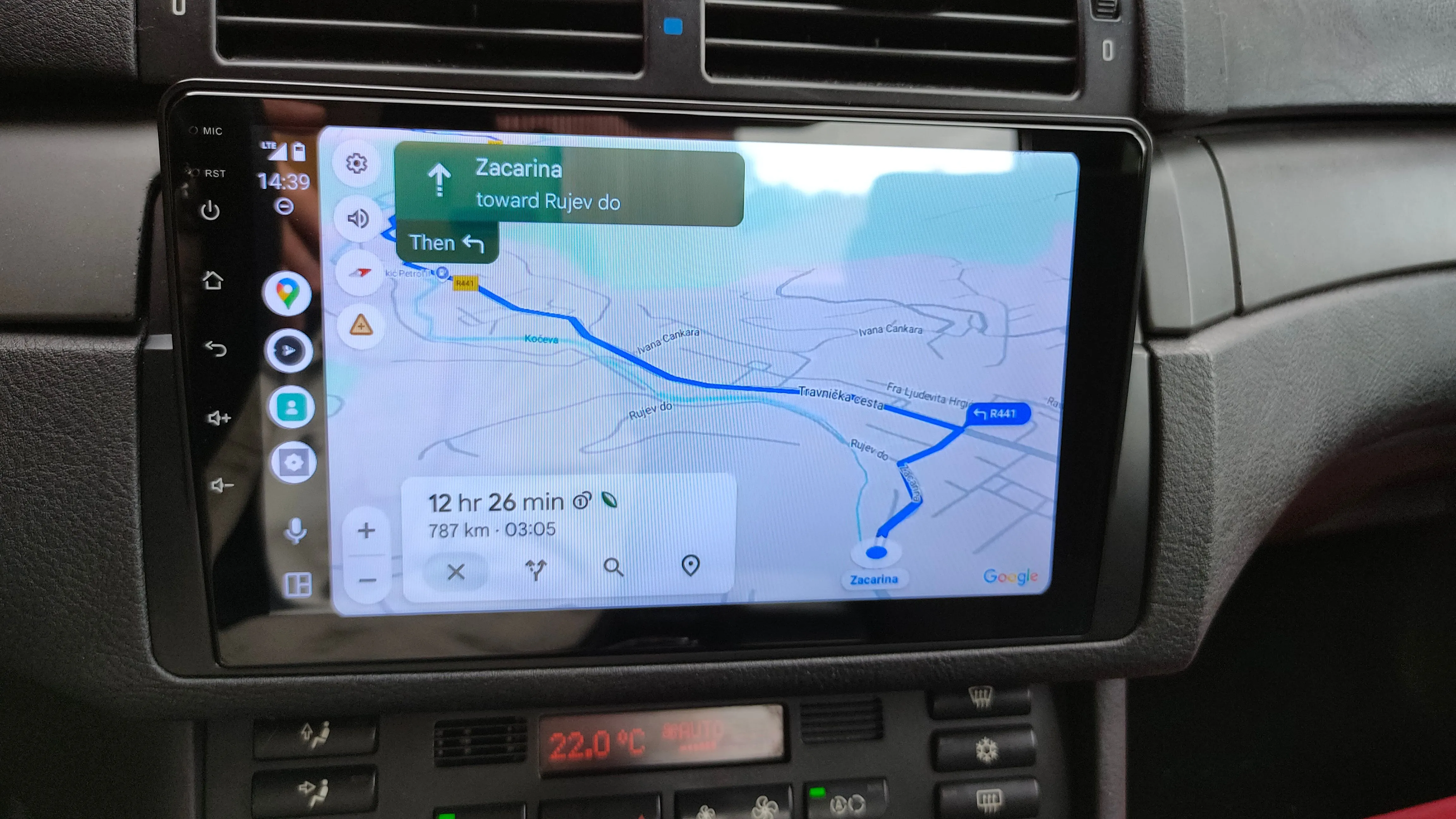 Ứng dụng Google Maps đang chạy trên màn hình Android ô tô hậu mãi, hiển thị tính năng định vị hiện đại.