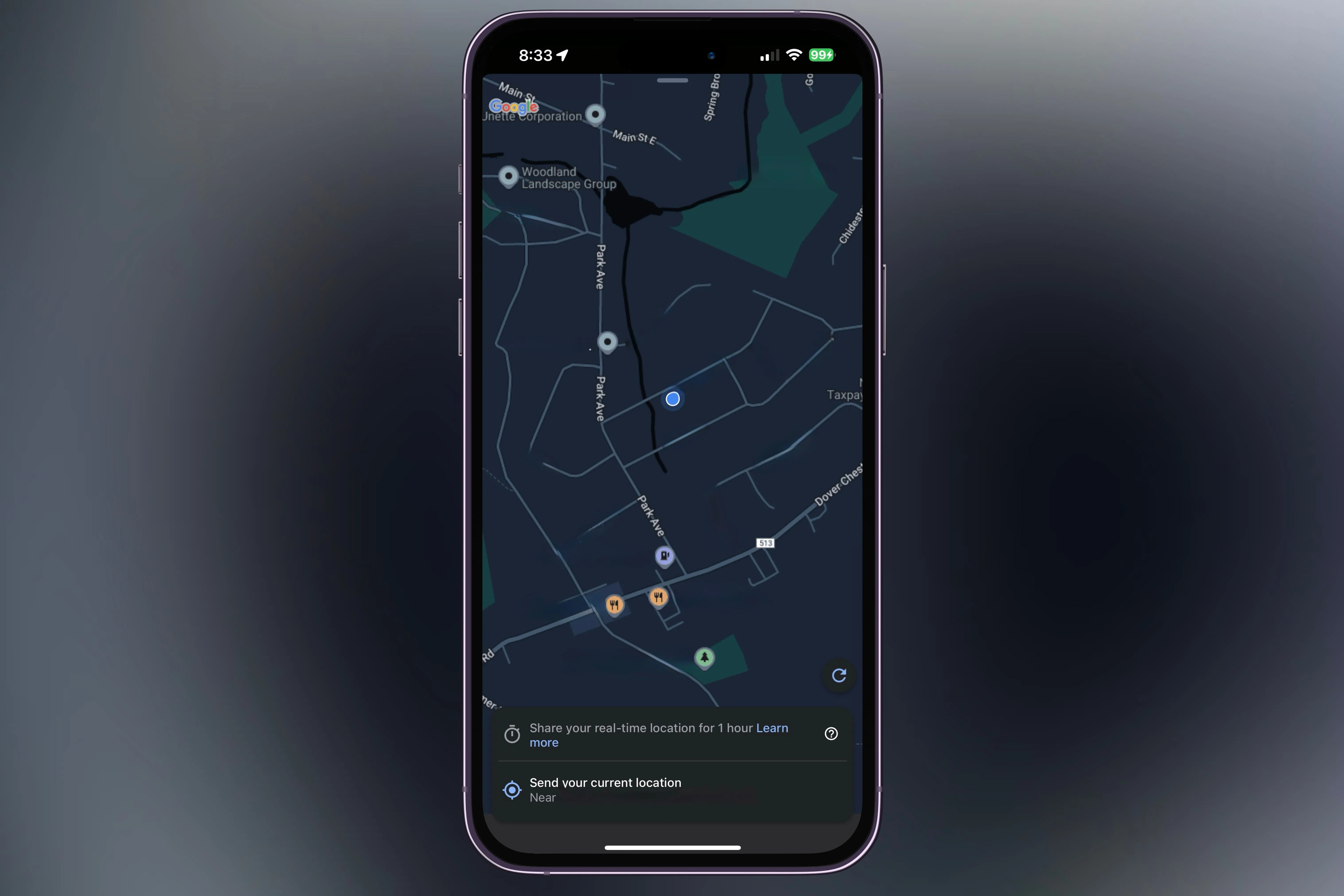 Ứng dụng Google Maps trong iMessage trên iPhone hiển thị tùy chọn gửi vị trí hiện tại đến nhóm chat.