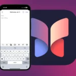 Ứng dụng Journal của Apple đang mở trên iPhone, biểu tượng ứng dụng đặt trước màn hình.