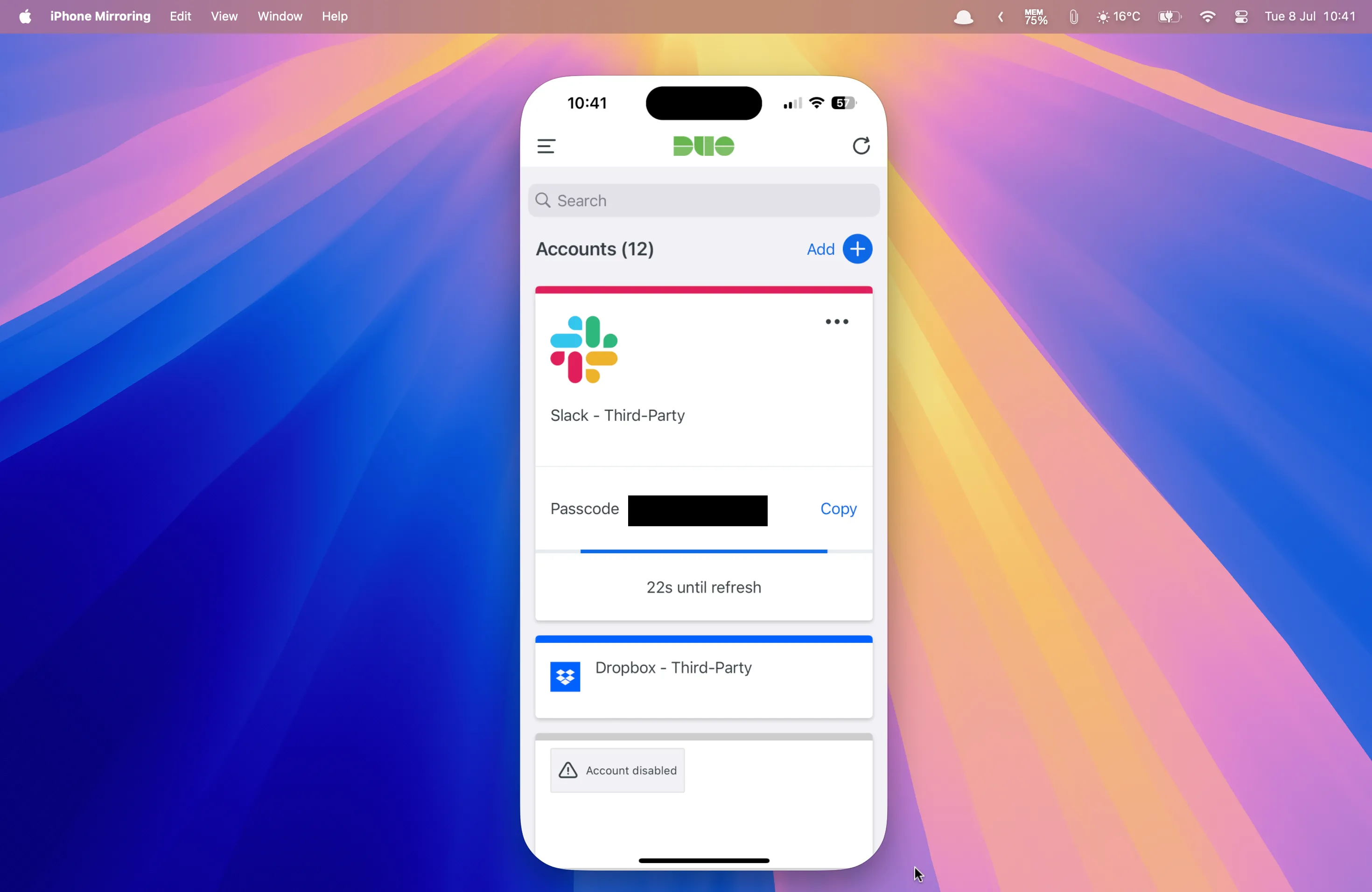 Ứng dụng xác thực hai yếu tố Duo Mobile hiển thị mã 2FA đang chạy trên iPhone Mirroring trên máy tính Mac.