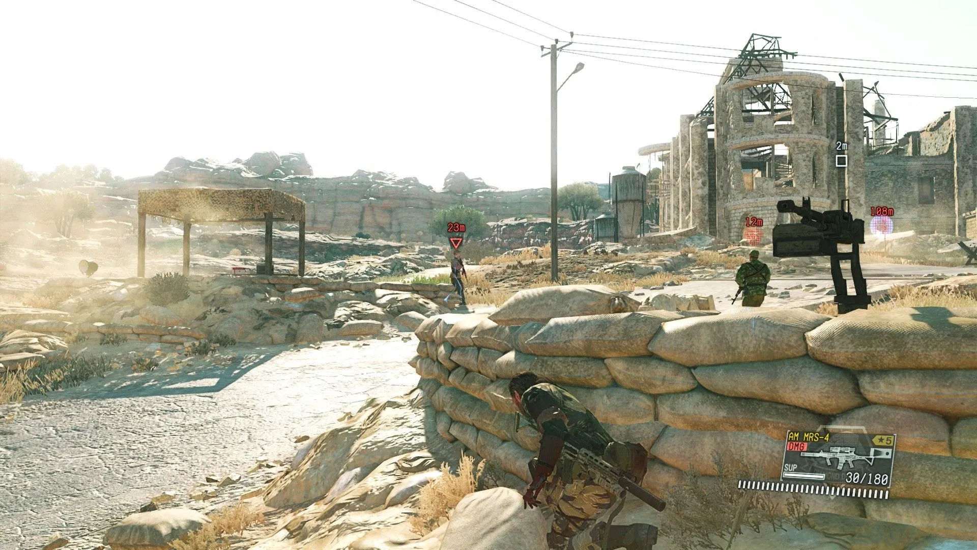 Venom Snake nấp sau vật cản trong Metal Gear Solid V The Phantom Pain.