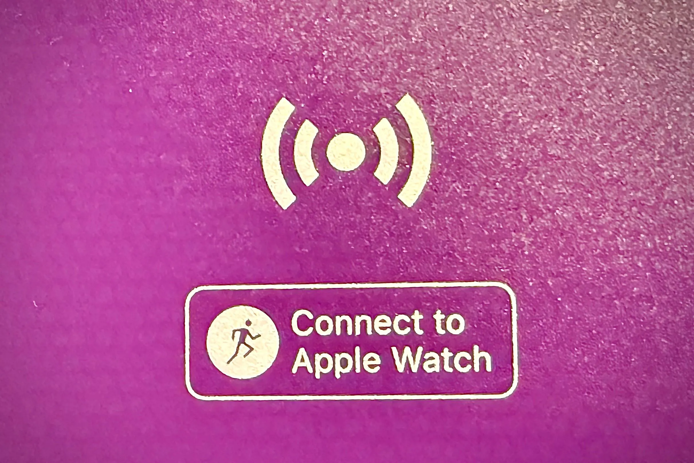 Vị trí cảm biến NFC để kết nối Apple Watch với thiết bị tập gym