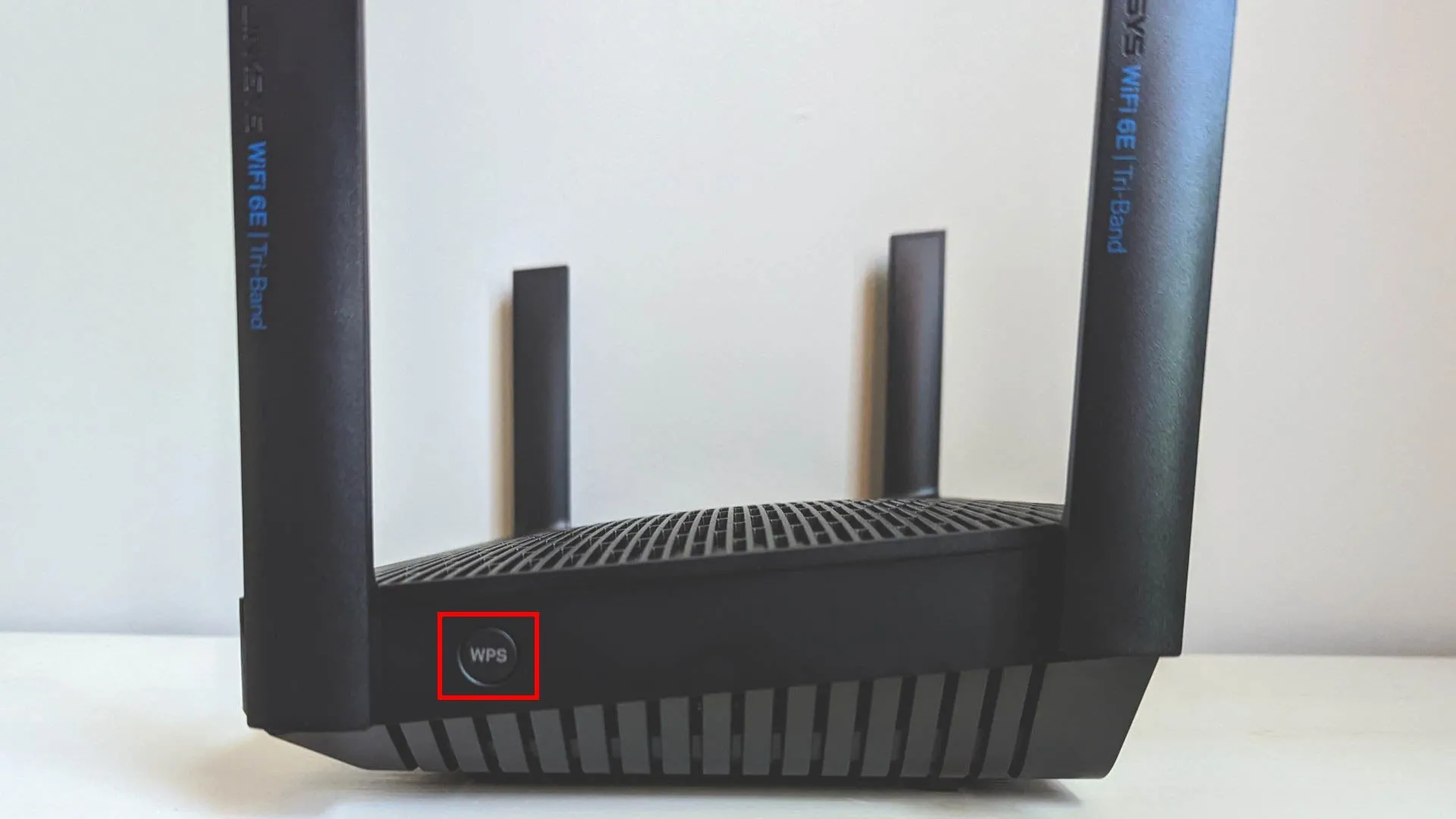 Vị trí nút WPS bên hông router Linksys Hydra Pro 6E